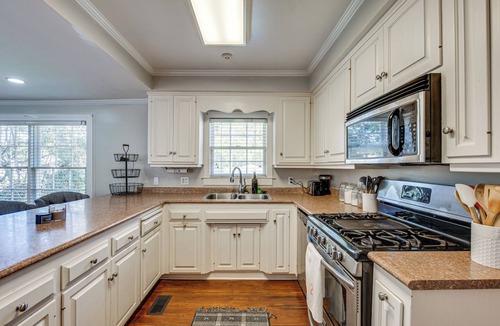 Hahira Cottage | Walk to Dtwn Hahira: Inviting Home w/Pool & Yard!