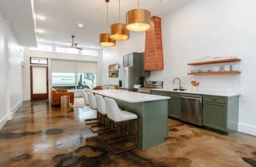Central Business District Apartment | Walk to everything Downtown Mobile Pets Welcome