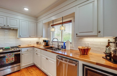 Laurel House | Walk to Historic Dtwn Laurel: Quiet Home w/Porch