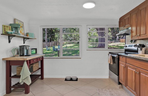 Mount Dora House | Walk to Marina, Park View Palms, Mid-Century Home, Sleeps 6, Pet Friendly Fence