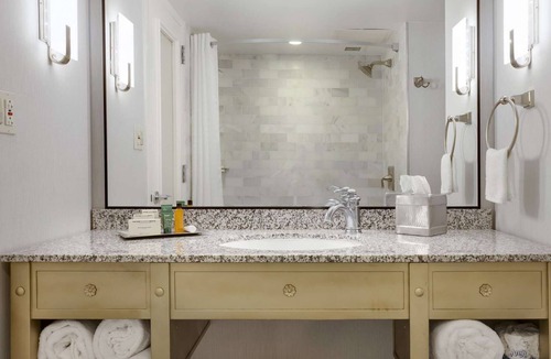 Historic Downtown Savannah Hotel | Walk to River Street | Pool. Dining + On-Site Bar