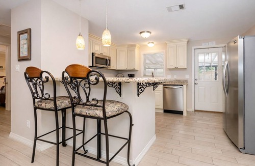 Biloxi Cottage | Walk to the beach & Downtown! Ocean Springs in perfect location! Azalea Cottage