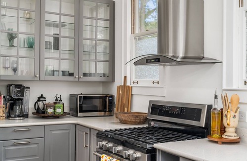 East Side House | Walkable Grant Park 1920s home with King Bed