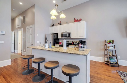 Metropolitan Condo | Walkable to Forsyth Park, queen bed, spacious and super comfy