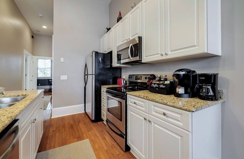 Metropolitan Condo | Walkable to Forsyth Park, queen bed, spacious and super comfy