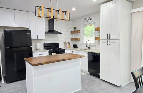 Mableton House | Walking distance to Mableton Amphitheatre! Family sized home with game room!