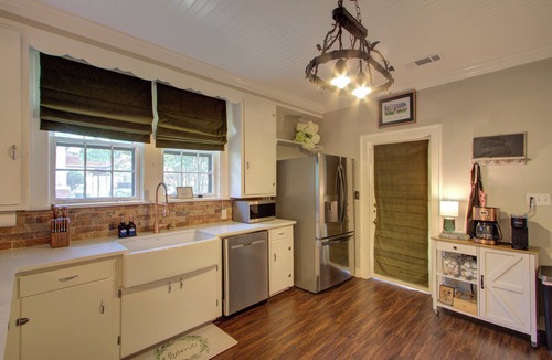 Texarkana House | Walnut Manor - Business Casual
