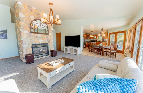 Gulliver House | Water's Edge: Endless Summer on Lake Michigan – Book Your Beach Getaway!