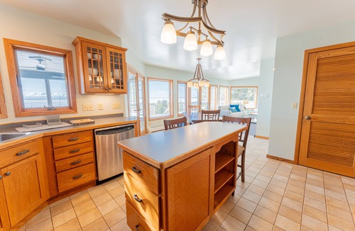 Gulliver House | Water's Edge: Endless Summer on Lake Michigan – Book Your Beach Getaway!