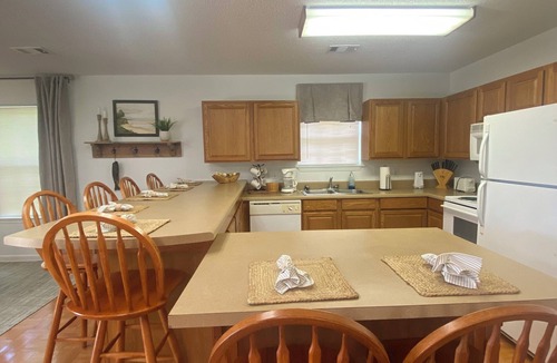 Dadeville Cabin | Waterfront cabin on Lake Martin near restaurants, golf and, AU football