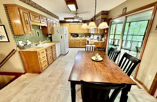 Fairfield Bay Cabin | Waterfront Cabin Ideal for Families and Outdoor Adventures in Arkansas