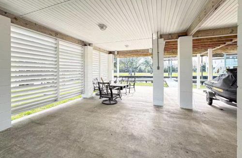 Shoreline Park Apartment | Waterfront escape at Jourdan River - Dock Haus