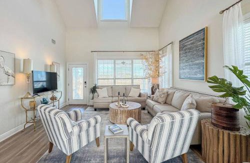 Shoreline Park Apartment | Waterfront escape at Jourdan River - Dock Haus