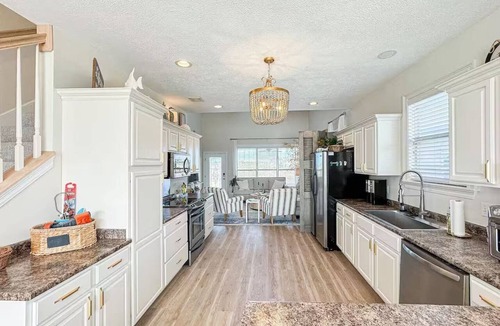 Shoreline Park House | Waterfront escape at Jourdan River - kayak, fishing, laid-back coastal living!