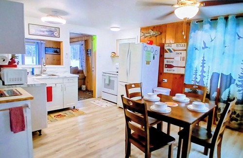 Harrison Cottage | Waterfront/Espresso/Wifi/Games volleyball/Beach/kayaks hammocks/Darts/Pet/Creek