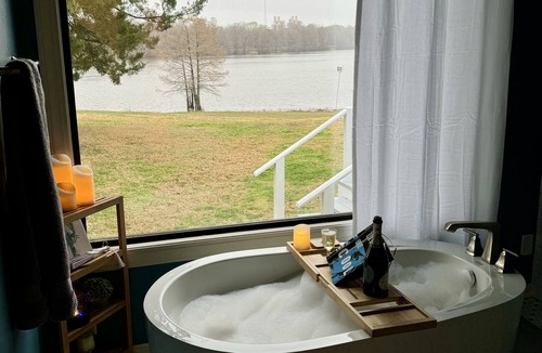 Mooringsport House | WATERFRONT exclusive 4-bedroom house, pool/hot tub on 15 acres, fenced & gated!
