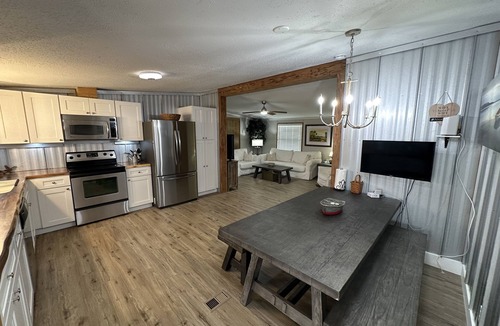 Satsuma Cabin | Waterfront Fishing Retreat. Near Dunns Creek, Crescent Lake, St John's River