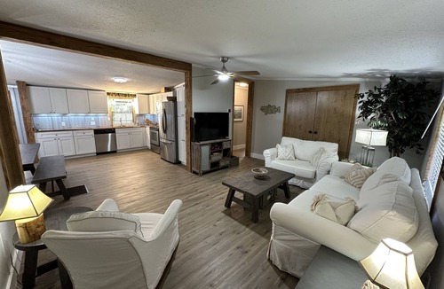 Satsuma Cabin | Waterfront Fishing Retreat. Near Dunns Creek, Crescent Lake, St John's River