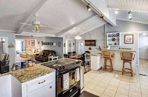 Townville House | Waterfront Lake Hartwell Vacation Rental w/Dock!
