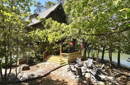 Crane Hill House | Waterfront lake house with panoramic views on Smith Lake