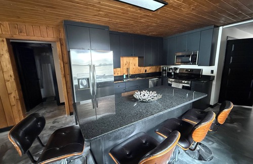 Bellaire House | Waterfront- Modern Luxurious Cabin on Clam Lake – Torch Lake Boating - 7 beds