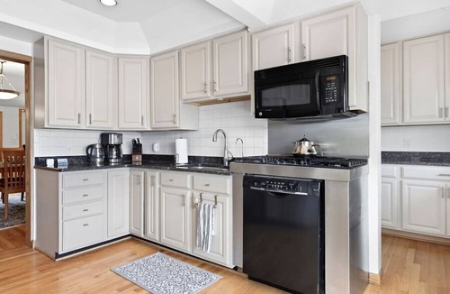 Walled Lake House | Waterfront Paradise! 3 Queen Beds, Chef`s Kitchen