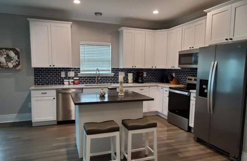 Shoreline Park House | Waterfront Relaxation 5 Beds 2 Bath Pool Boat Slip