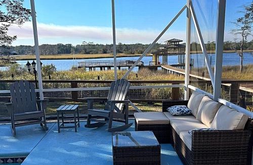 Freeport Apartment | Waterfront Suite with Pool & Dock