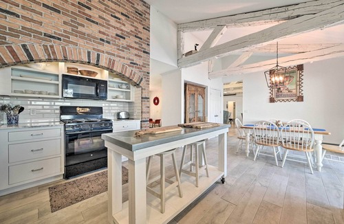 Suttons Bay House | Waterfront Suttons Bay: Wine Trail, Pickleball Ct