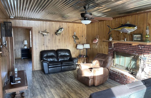Negreet Cabin | Waterfront two bedroom cottage with ample parking