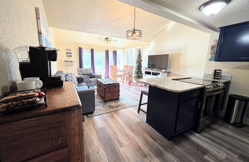 Mid America Condo | Water’s Edge Hideaway