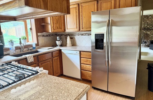 Northview House | Welcome to Cedar Ridge House, enjoy the homey feel in this quiet neighborhood.