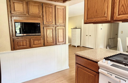 Northview House | Welcome to Cedar Ridge House, enjoy the homey feel in this quiet neighborhood.