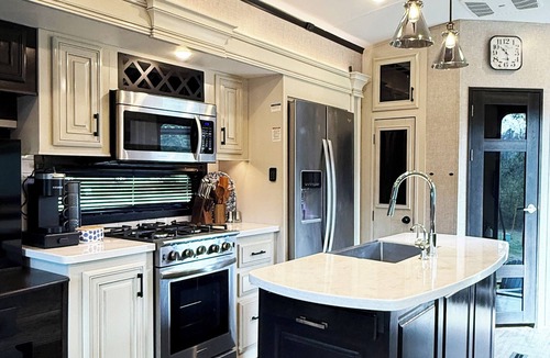 Redlick RV Rental | Welcome to the Lakeside RV Cottage