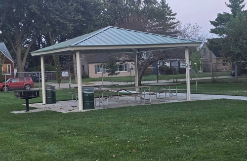 Eastpointe House | Welcoming 3BR Bungalow Retreat with WiFi minutes from Downtown Detroit