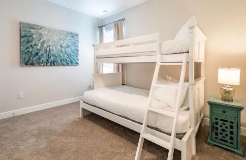 West Kissimmee House | Welcoming Home With Air Hockey Table And Waterpark & Resort Access Near Disney At Encore Resorts Reunion - 321Bu