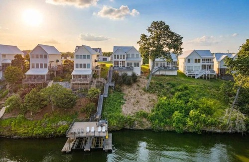 Athens House | Wheeler Lake Waterfront w Private Dock & Sunsets