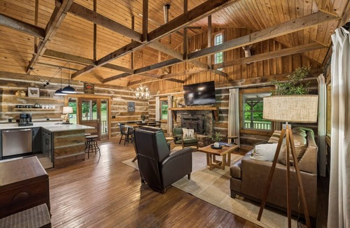 Lynchburg Cabin | Whispering Oaks Lake Cabin-90 Acre Private Retreat w Lake Access