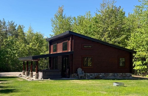 Elmira House | Whispering Pines Cabin - Rustic Escape + Hot tub