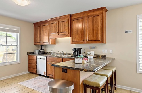 Enterprise House | Winterberry- Manor 3BR King+Queen 85"TV Base