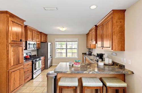 Enterprise House | Winterberry- Manor 3BR King+Queen 85"TV Base