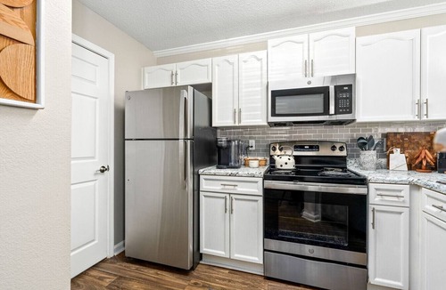 Auburn Apartment | WN-3 mi to stadium, playground, parking, dining and shopping nearby