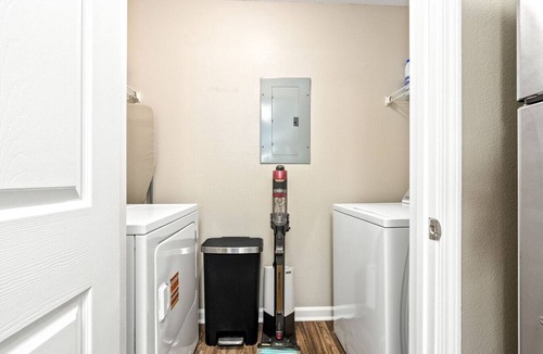 Auburn Apartment | WN-3 mi to stadium, playground, parking, dining and shopping nearby
