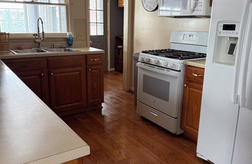 Toledo House | Wonderful 2 bedroom house with AC in charming Point Place. Families welcome.
