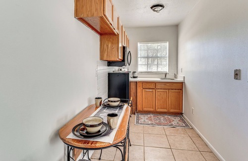 Interlachen Apartment | Wooded Couple's Retreat w/Lanai in Interlachen