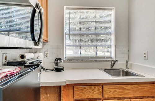 Interlachen Apartment | Wooded Couple's Retreat w/Lanai in Interlachen