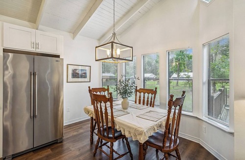 Covington House | Woodsy Cottage in Downtown