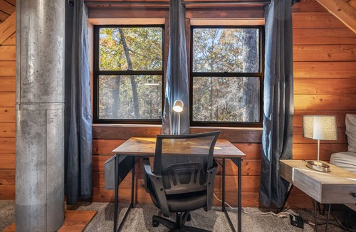 Cartersville Cabin | Woodsy Retreat Cabin Sleeps 9 6 Min to LakePoint MTB Trails Nearby