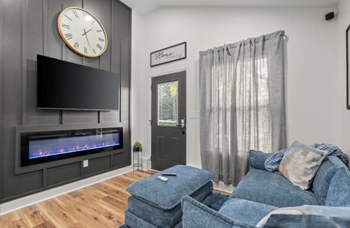 Belvedere Park House | World Cup Retreat -2BR 2BA Decatur Cottage