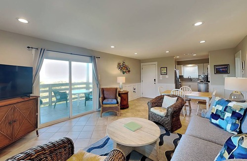 Tybee Island Condo | Wraparound Balcony w/Stunning Sunrise & Sunset Views + Pool Access